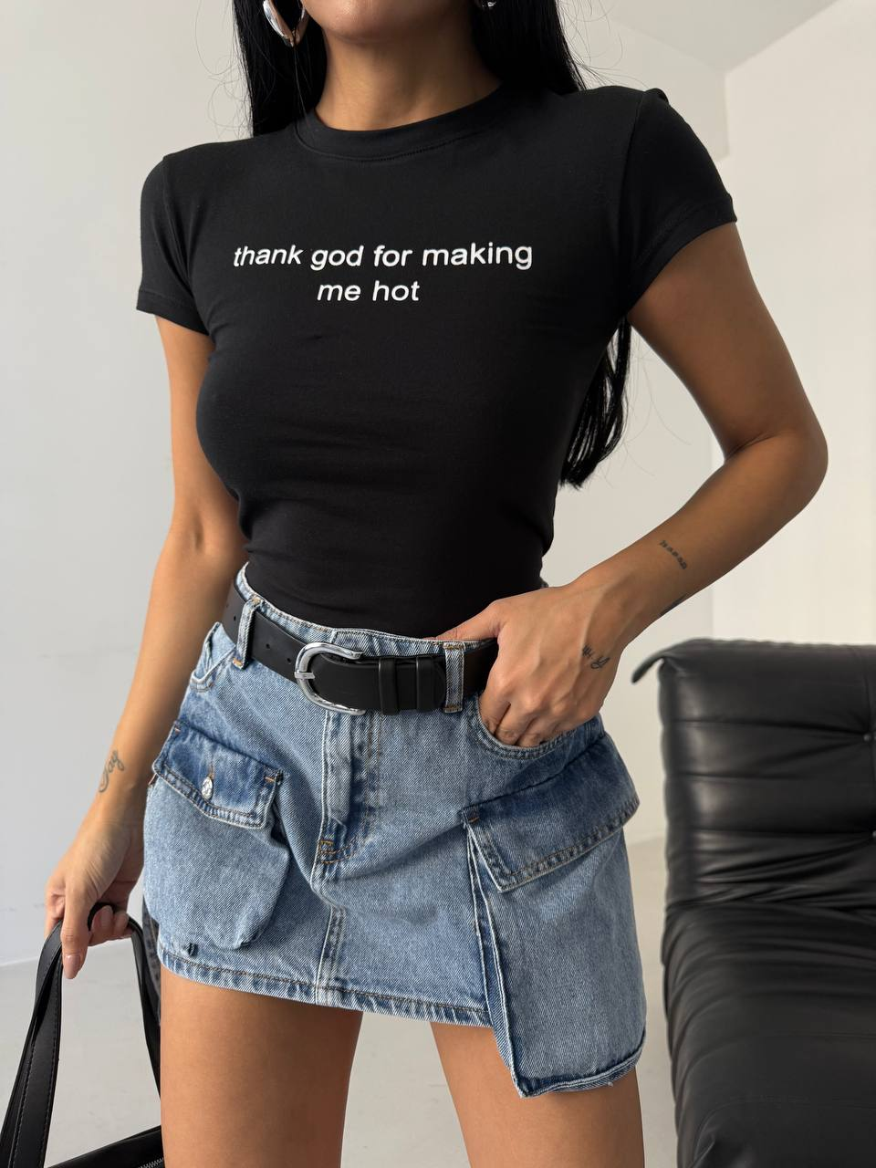 Hot Praise Tee in black