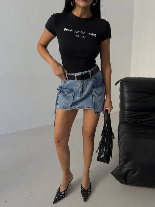 Hot Praise Tee in black 2